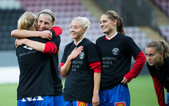 Örebros målskytt Sanna Talonen får en kram