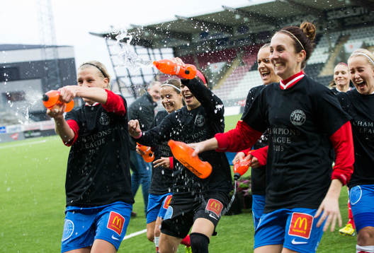 Örebros spelare på väg att attackera tränaren med vatten