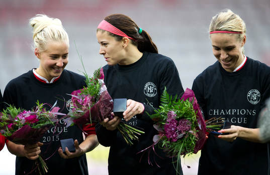 Örebros målvakt Örebros Julia Spetsmark (v), Stephanie