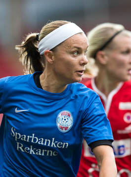 Eskilstunas Sara Thunebro strax före hon får en spark och