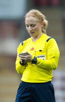 Domare Linn Andersson skriver upp en varning