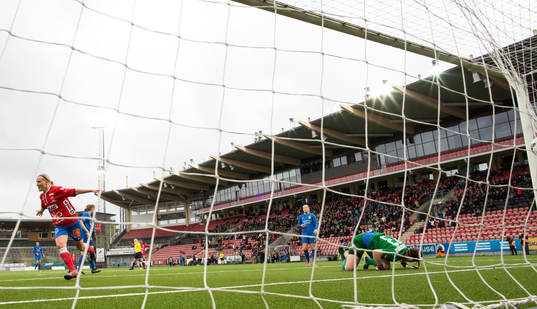Örebros Sanna Talonen gör 2-0 till Örebro bakom