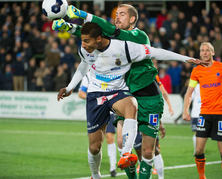 Norrköpings målvakt Edvard Setterberg i kamp mot Gefles