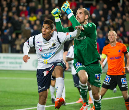 Norrköpings Edvard Setterberg i kamp mot Gefles Emil