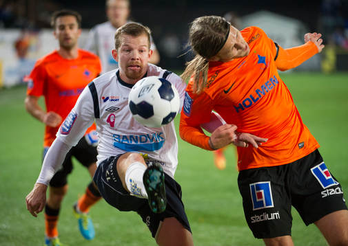 Gefles Jonas Lantto i kamp mot Norrköpings Arnor Ingvi