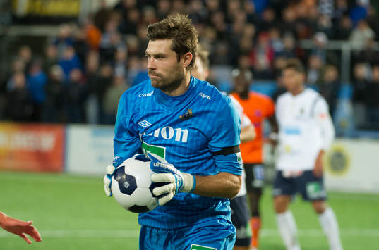 Gefles målvakt Emil Hedvall räddar skott