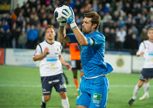 Gefles målvakt Emil Hedvall räddar skott