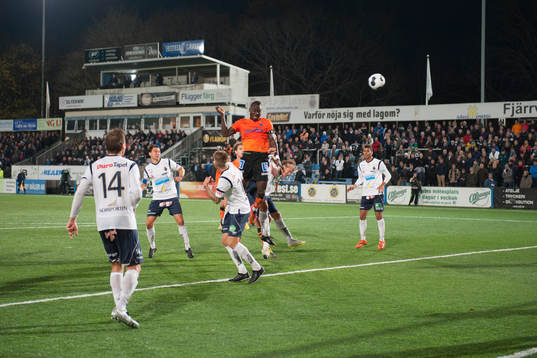 Norrköpings Alhaji Kamara nickar på hörna