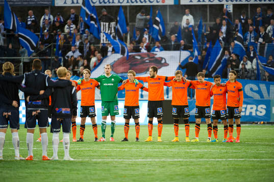 En tyst minut innan fotbollsmatchen i Allsvenskan mellan