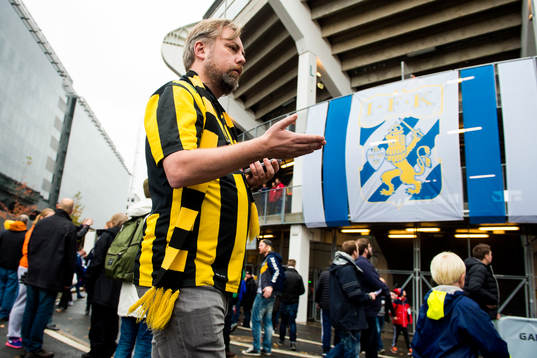 En Häckensupporter innan fotbollsmatchen i Allsvenskan