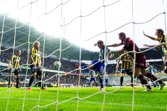 IFK Göteborgs Lasse Vibe ett mål som blir bortdömt