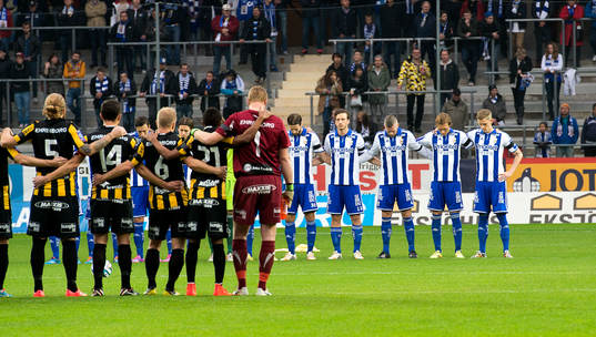 En tyst minut innan matchen för att hedra Brommapojkarnas