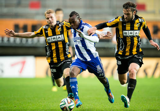 Häckens Oscar Lewicki och Ivo Pekalski försöker få tag