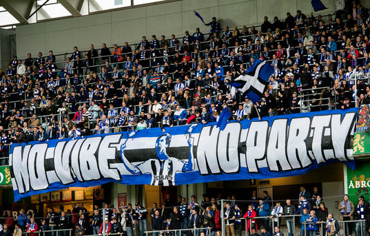 IFK Göteborgs klack med en banderoll med texten "No Vibe,