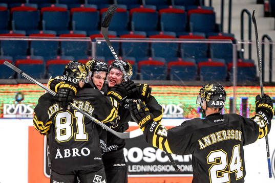s Fredrik Hynning jublar