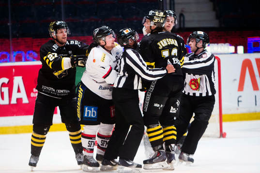 s Jordan Hendry  och Marcus Jonsson i bråk med