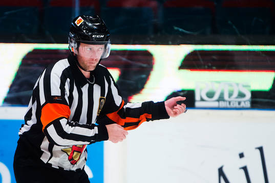 Domare Robin Karlsson visar tecken för hooking