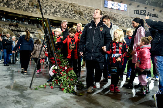 Supportrar visar sin respekt för Brommapojkarnas Pontus