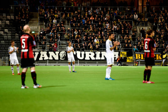 I andra minuten stannar matchen och spelarna applåderar