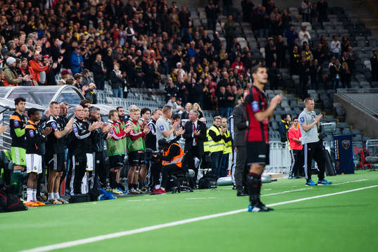 Spelet stannar upp i minut två och alla applåderar Pontus