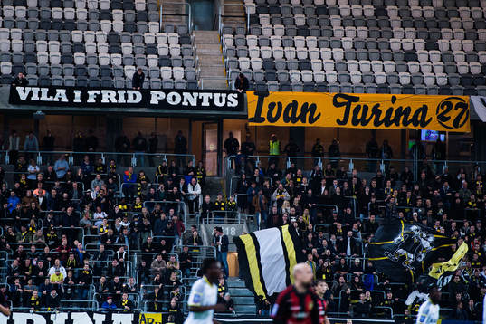 s supportrar sätter upp en banderoll för att hedra Pontus
