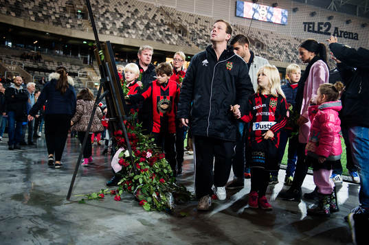 Besökare lägger ut blommor för att hedra Pontus