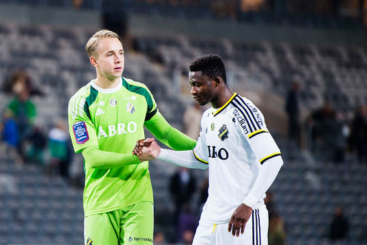 s målvakt Patrik Carlgren och Ibrahim Moro tackar av