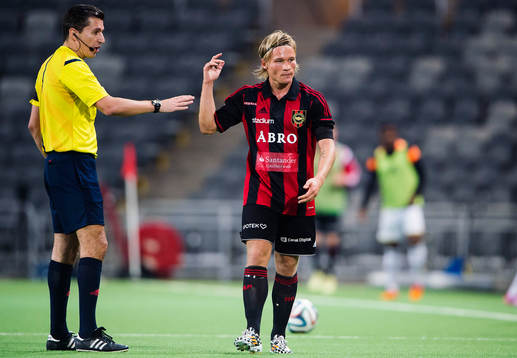 Brommapojkarnas Nicklas Bärkroth håller inte med domare