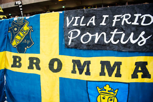 s supportrar har satt upp en banderoll som det står "Vila