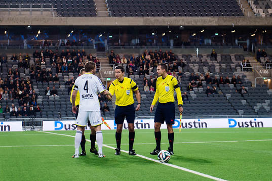 s lagkapten Nils-Eric Johansson går fram till domarna för