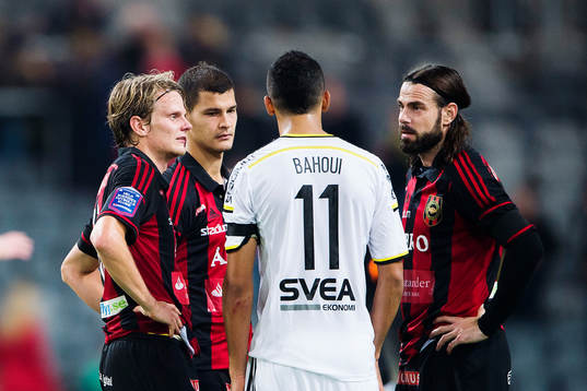 s Nabil Bahoui pratar med Brommapojkarnas Tim Björkström,