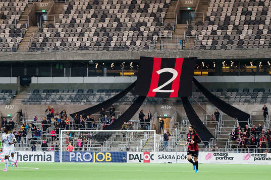 Ovanför Brommapojkarnas klack satt en flagga med nummer