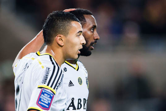 s Nabil Bahoui och Henok Goitom kramar om varandra