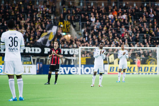 Spelet stannar av i minut två och spelarna applåderar