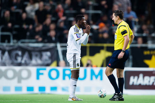 s Ibrahim Moro vädjar till domare Bojan Pandzic