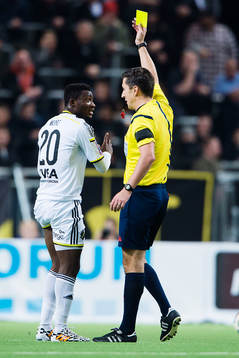 s Ibrahim Moro visas ett gult kort av domare Bojan Pandzic