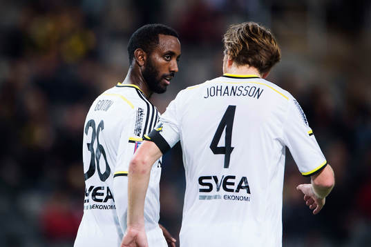 s Henok Goitom pratar med AIK:s Nils-Eric Johansson