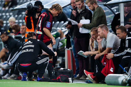 Brommapojkarnas Nicklas Bärkroth får sitt ben lindat