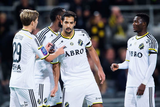 s Celso Borges klappas om av Anton Salétros, Henok Goitom