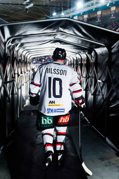Asplövens Oskar Nilsson påväg ut till isen