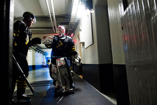 s Michael Nylander ger målvakt Christian Engstrand en high
