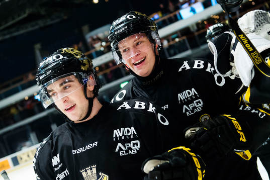 s Jonathan Andersson och Patric Blomdahl jublar