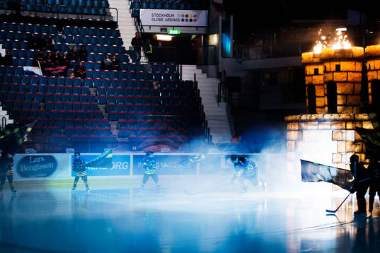 En AIK spelare åker in på isen framför ett glest hovet