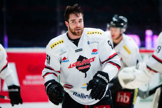 Asplövens Jacob Lagace blir av med hjälmen