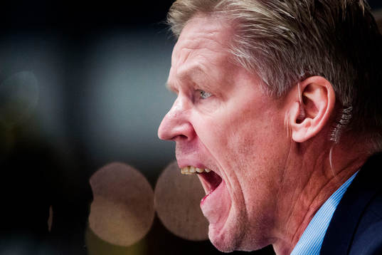 s tränare Peter Gradin med en hörsnäcka i örat