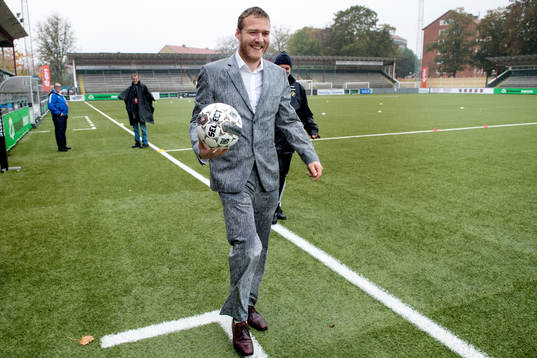 Matchdelegaten i blöt kostym