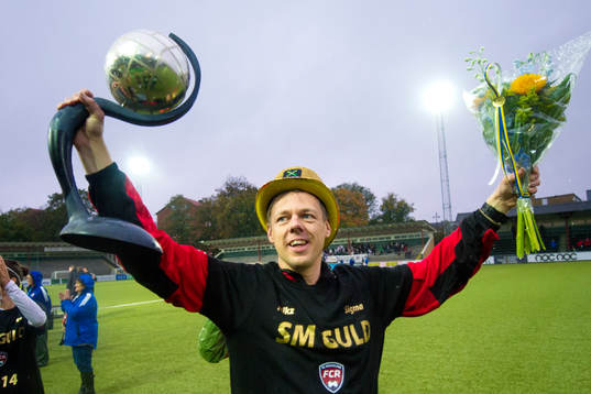 Rosengårds tränare Markus Tilly lyfter pokalen