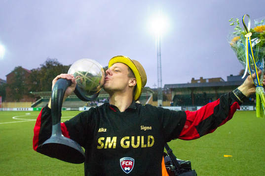 Rosengårds tränare Markus Tilly lyfter pokalen