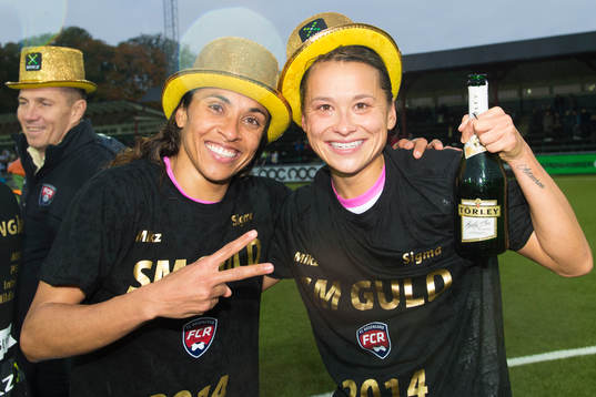 Rosengårds Marta Viera Da Silva och Alexandra Riley firar