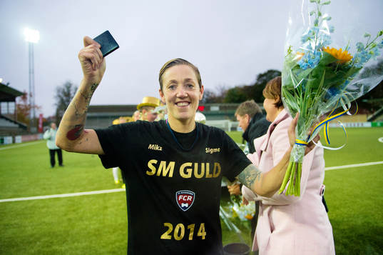 Rosengårds Therese Sjögran firar med medaljen